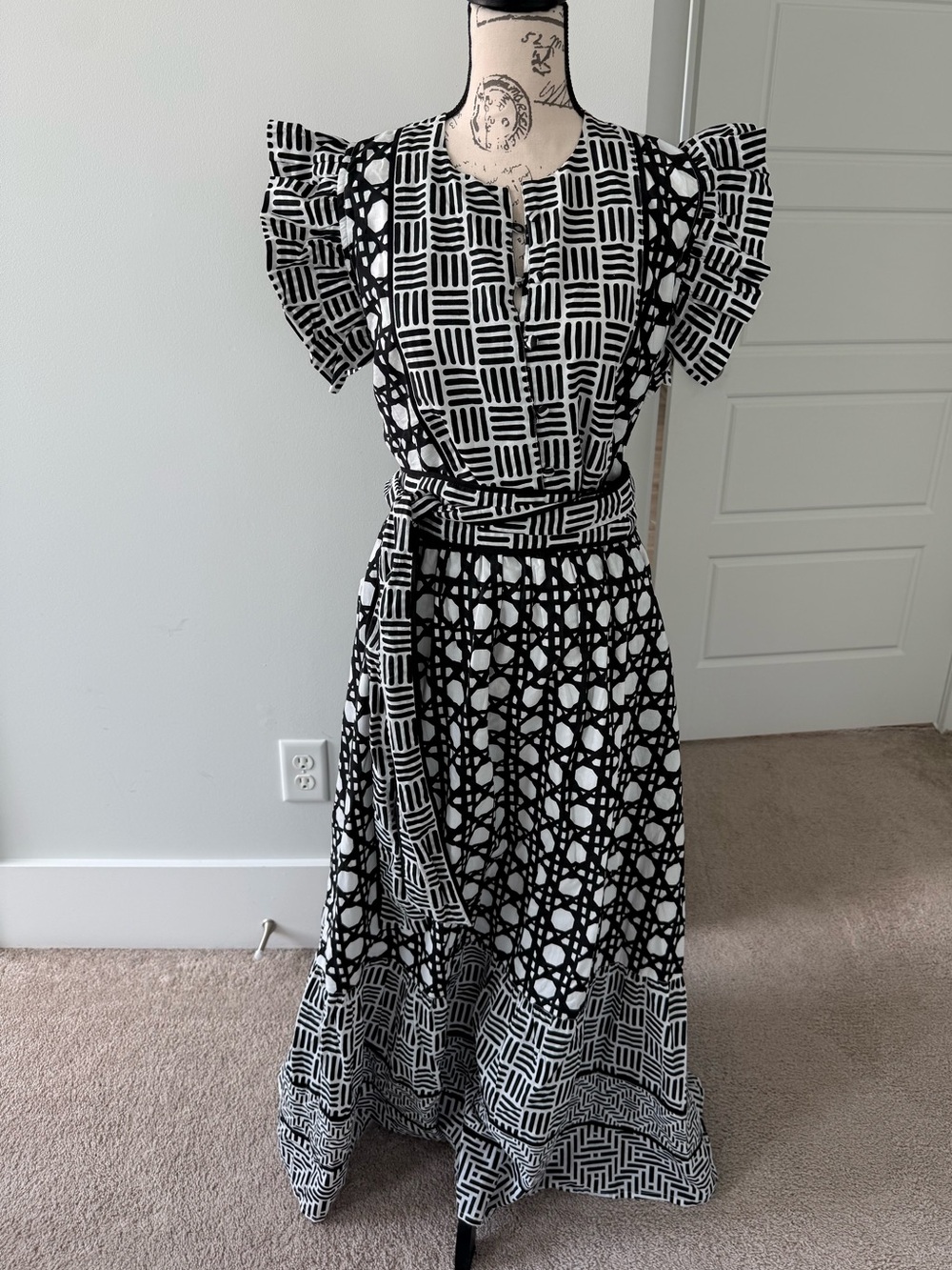 Like New Sue Sartor Black & White Geometric Tiered 3 piece belted skirt set